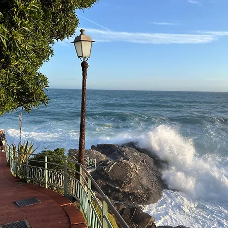 In Piazzetta A Nervi