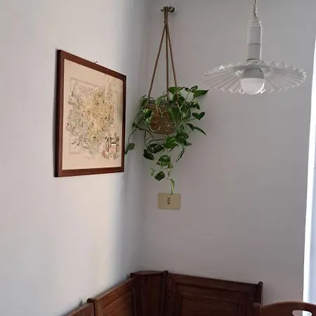 In Piazzetta A Nervi Cenova